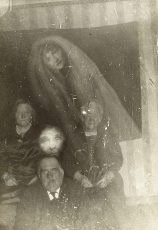 Illustration for article titled Haunting Spirit Photography from the Age Before Photoshop